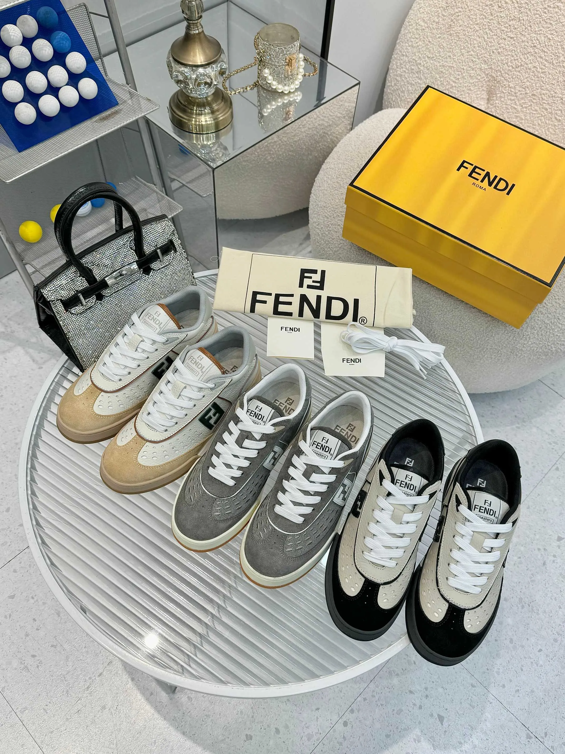 p620🐮🐮New❤Top super A version💯 Fendi Fendi 2025 New Year's King Explosive Style🔥 Many💑stars have the same style FD match. Original purchase for RMB14440. One to one replica. Designer Kim Jones's first sneaker fendi match and Donkey brand Trainer basketball sneakers, fresh blood injection and FF retro design It combines fashion and super comfort. [Wise] Whoever doesn’t grab it will regret it [There are many shoe uppers on the market with different color matching and cut corners in workmanship. The color matching and craftsmanship of my shoe upper are absolutely the same as the genuine products at the counter. Welcome to compare. Feet: Mesh injection molding pads 🎯 Soles: Please look for the original molded multi-color TPU outsole (❌ non-rubber sole) 🎯 Size: Female 35-41 Male 38-45 🎯 Packaging: Original 1:1 matching high-end packaging 🎁